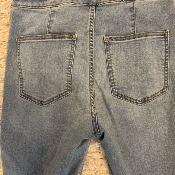Free People Float on Flares …..Flared Blue Jeans.NWOT - Picture 13 of 13